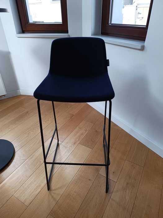 Granatowy hoker z oparciem