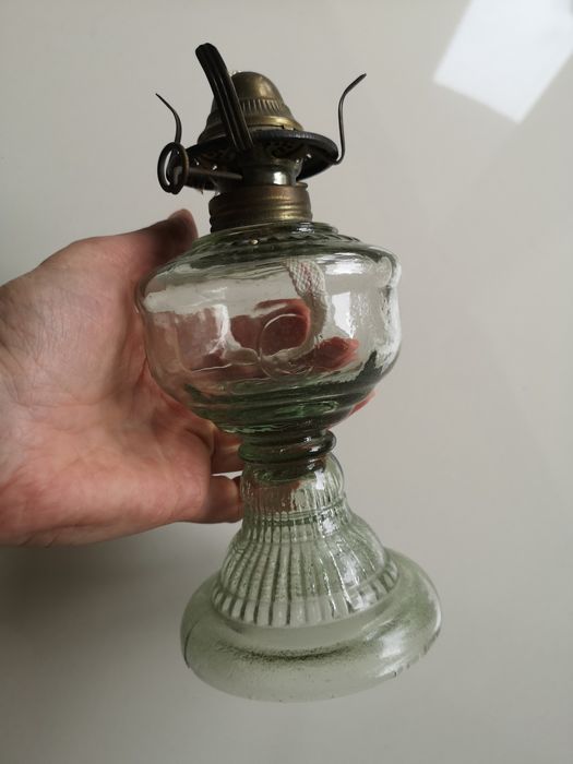 szklana lampa naftowa