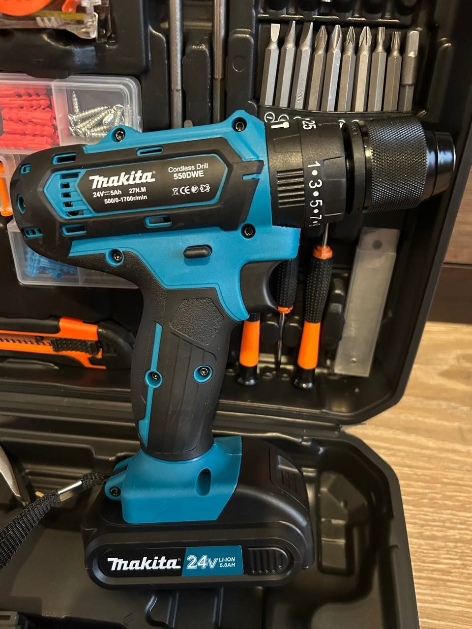 Ударний шуруповерт Макіта 550DWE 24V5AH з великим набором інструментів