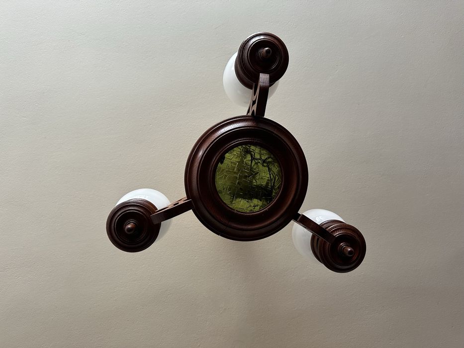 Rustykalna lampa drewniana z kloszami szklanymi – styl retro / PRL