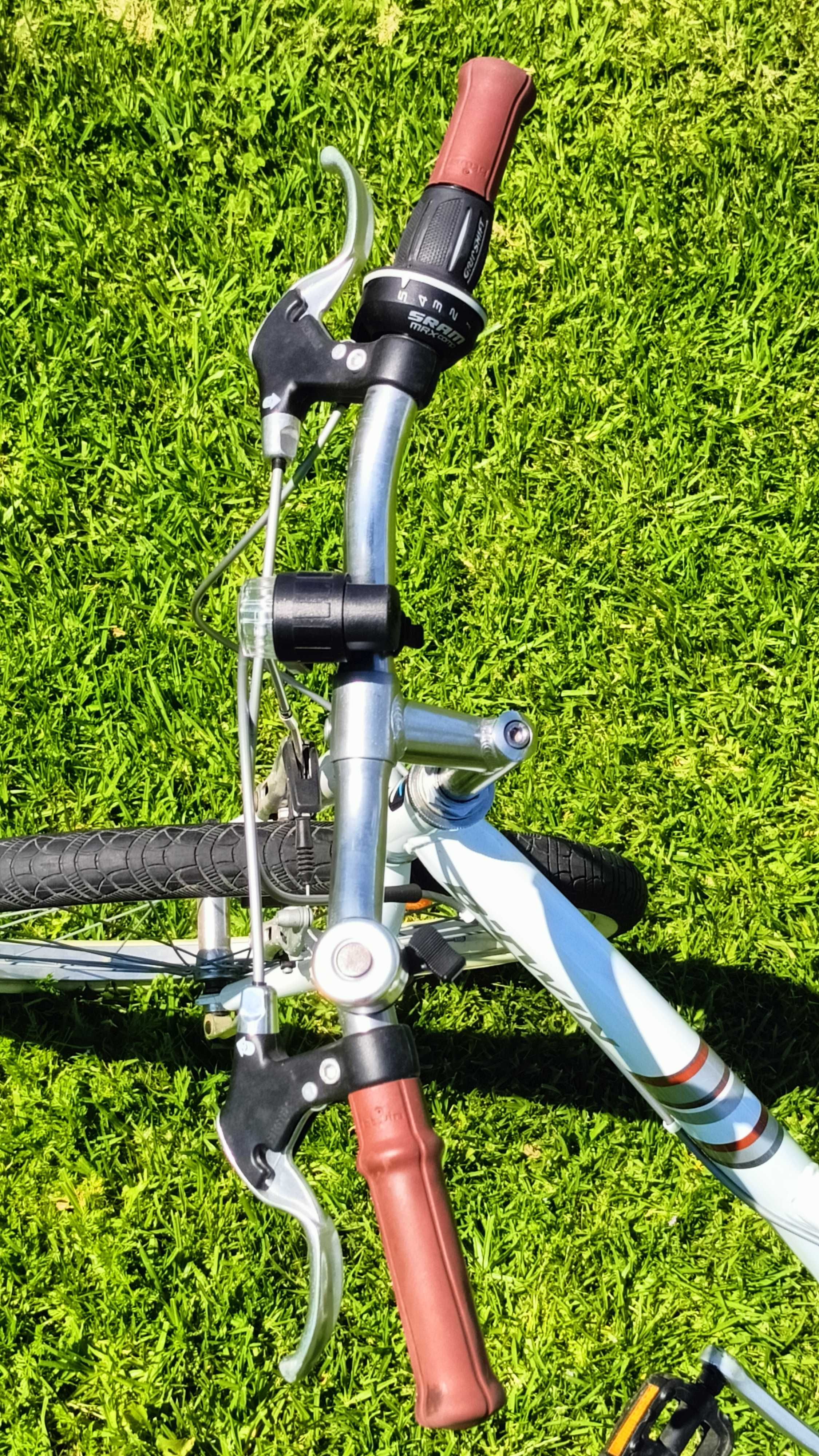 Bicicleta Btwin Poply 300 com 5 velocidades, luzes e descanso.