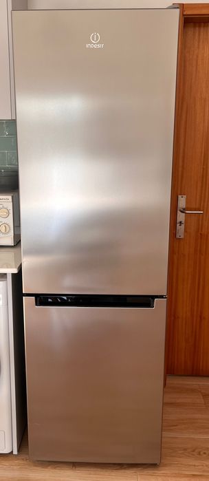 Frigorífico combinado em Inox Indesit