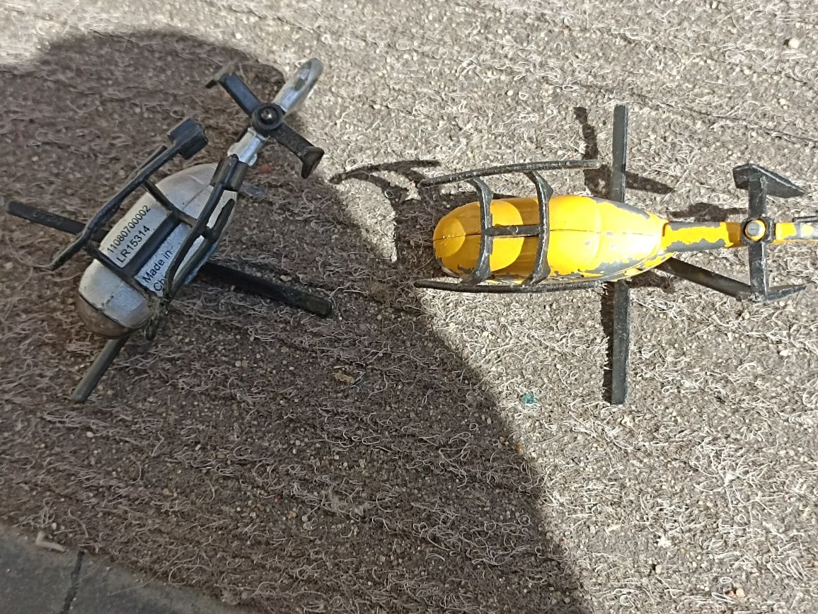 Dwa małe metalowe modele helikopterów od siku