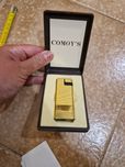 zapalniczka gazowa marki Comoy's, zapakowana w oryginalne etui.