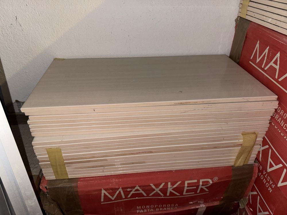 Vende-se azulejo listrado branco