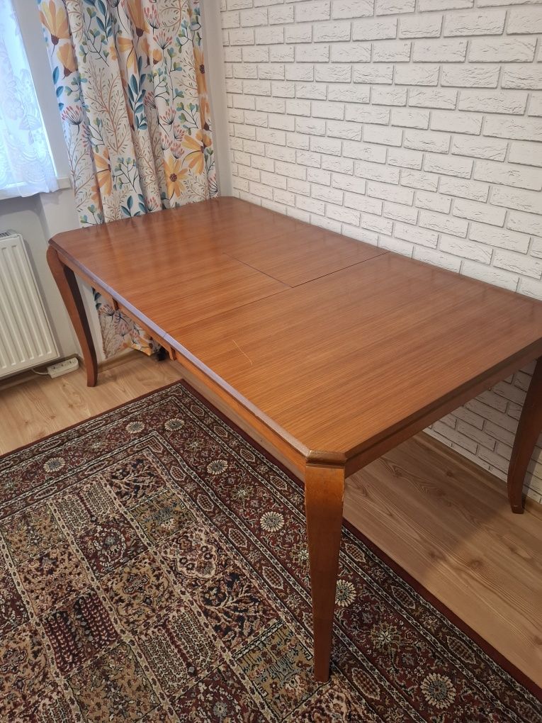 Rozsuwany drewniany stół