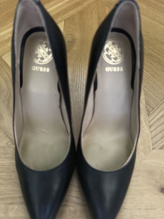 Czarne szpilki Guess