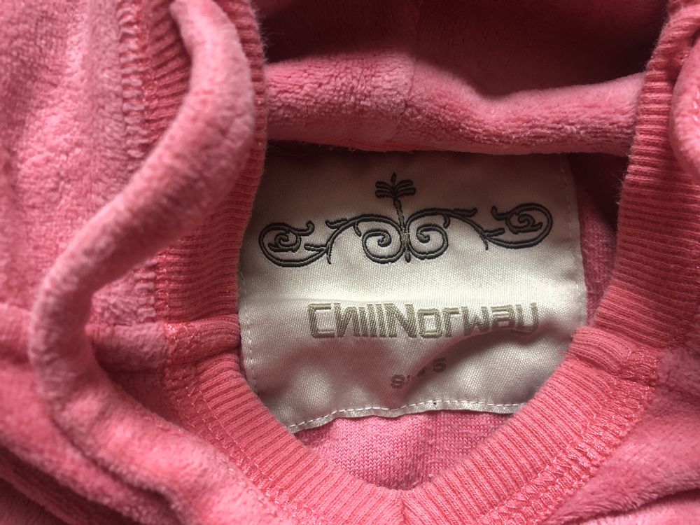Sukienka dresowa welwetowa na 5 lat marki Chill Norway