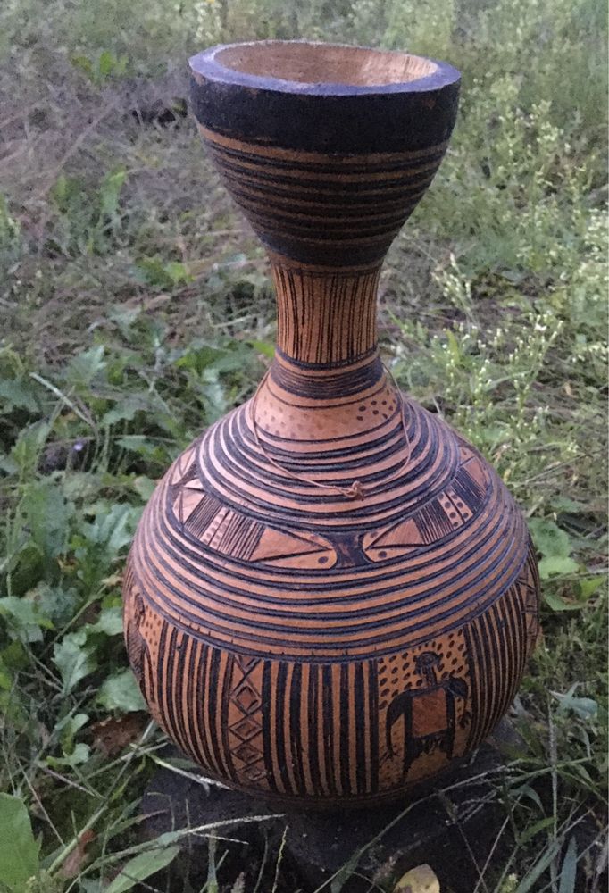 ciekawy wazon wykonany z egzotycznego drewna