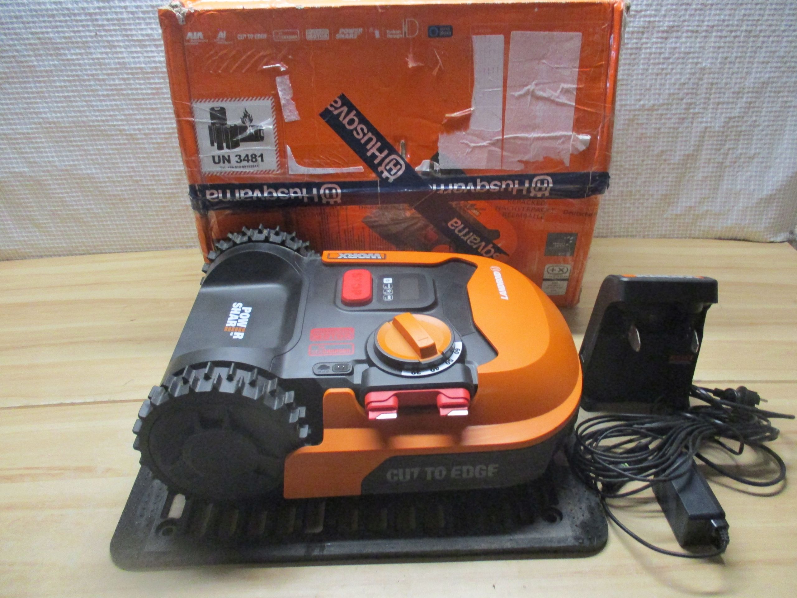 Robot koszący Worx M500 Wr141e szer. koszenia 18 cm