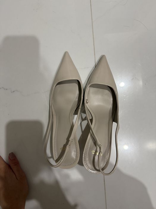 Туфлі-лодочки в бежевому кольорі Mango