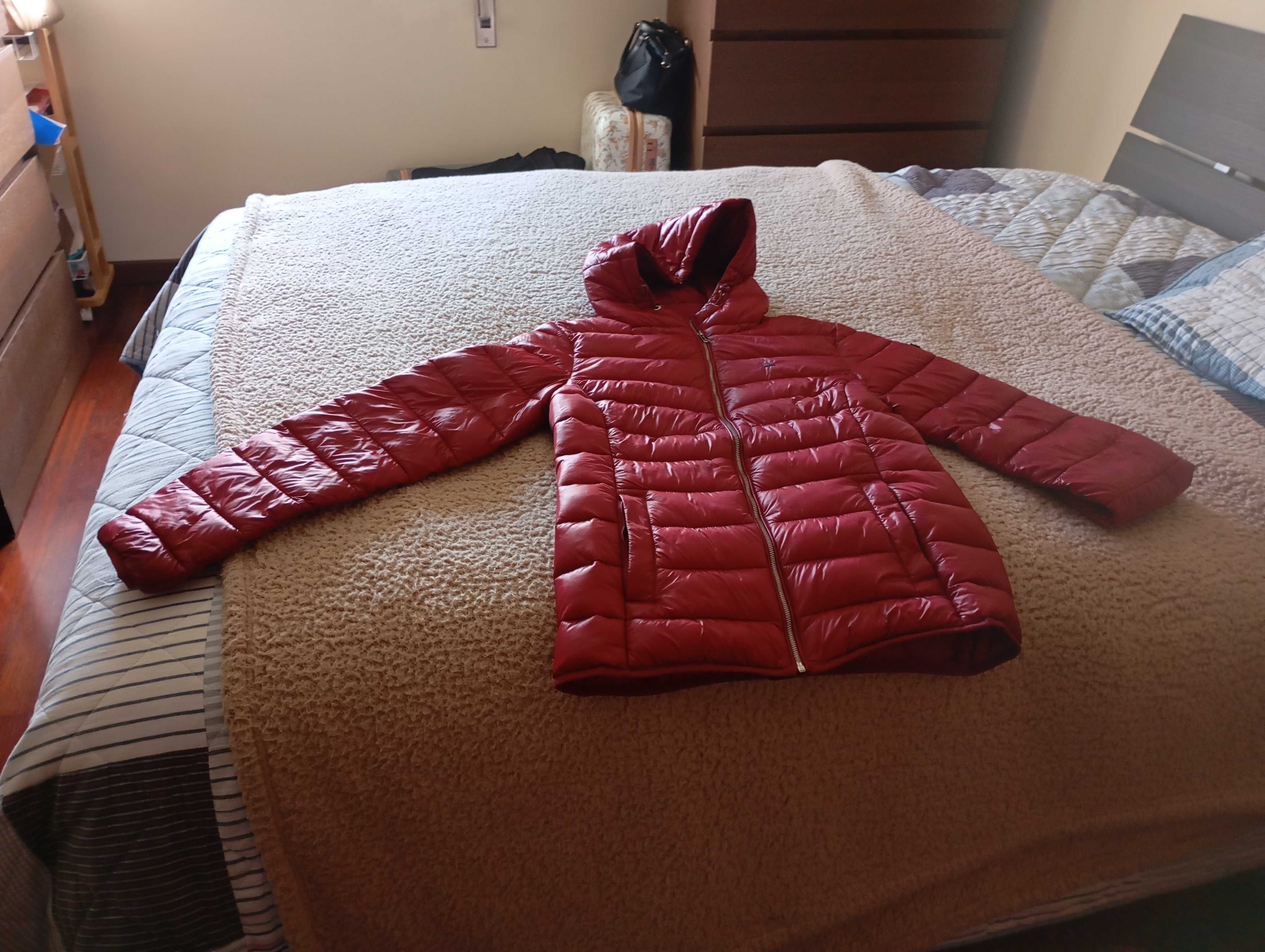 Kispo cor cereja, tamanho S, Marca Tommy Girl.