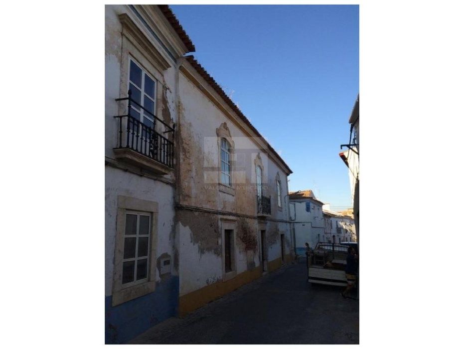 Apartamento T1, situado no rés-do-chão de um edifício de três pisos...