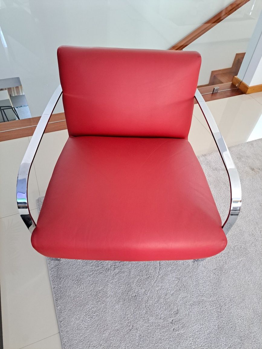 Cadeirão vermelho em pele