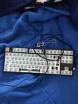 Teclado Mecânico Ducky One 2 TKL Cherry MX Blue e Conj Teclas Yuki Aim