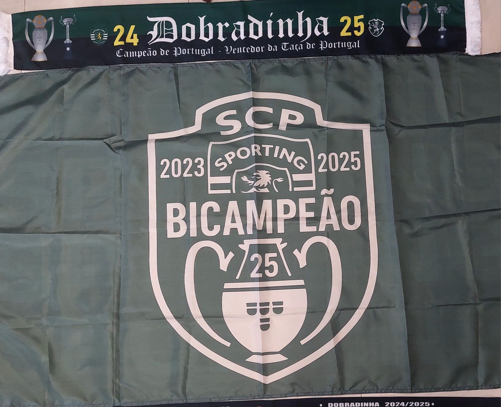 Uma Bandeira Sporting Bi Campeao e 3 Cahecois a escolha