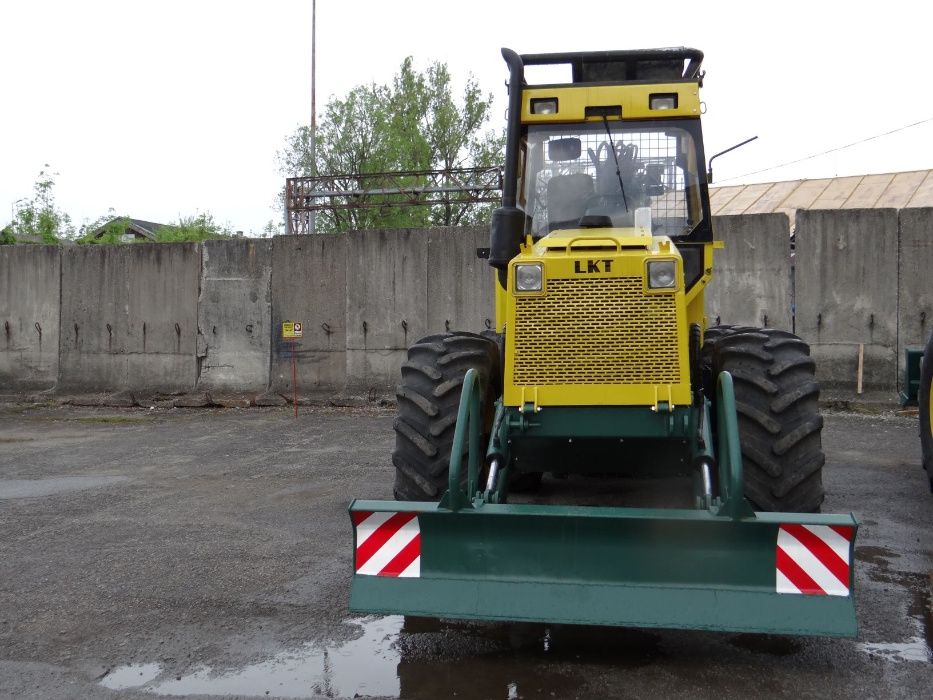 LKT82 спеціальний лісовий трактор з гідростатичною трансмісією