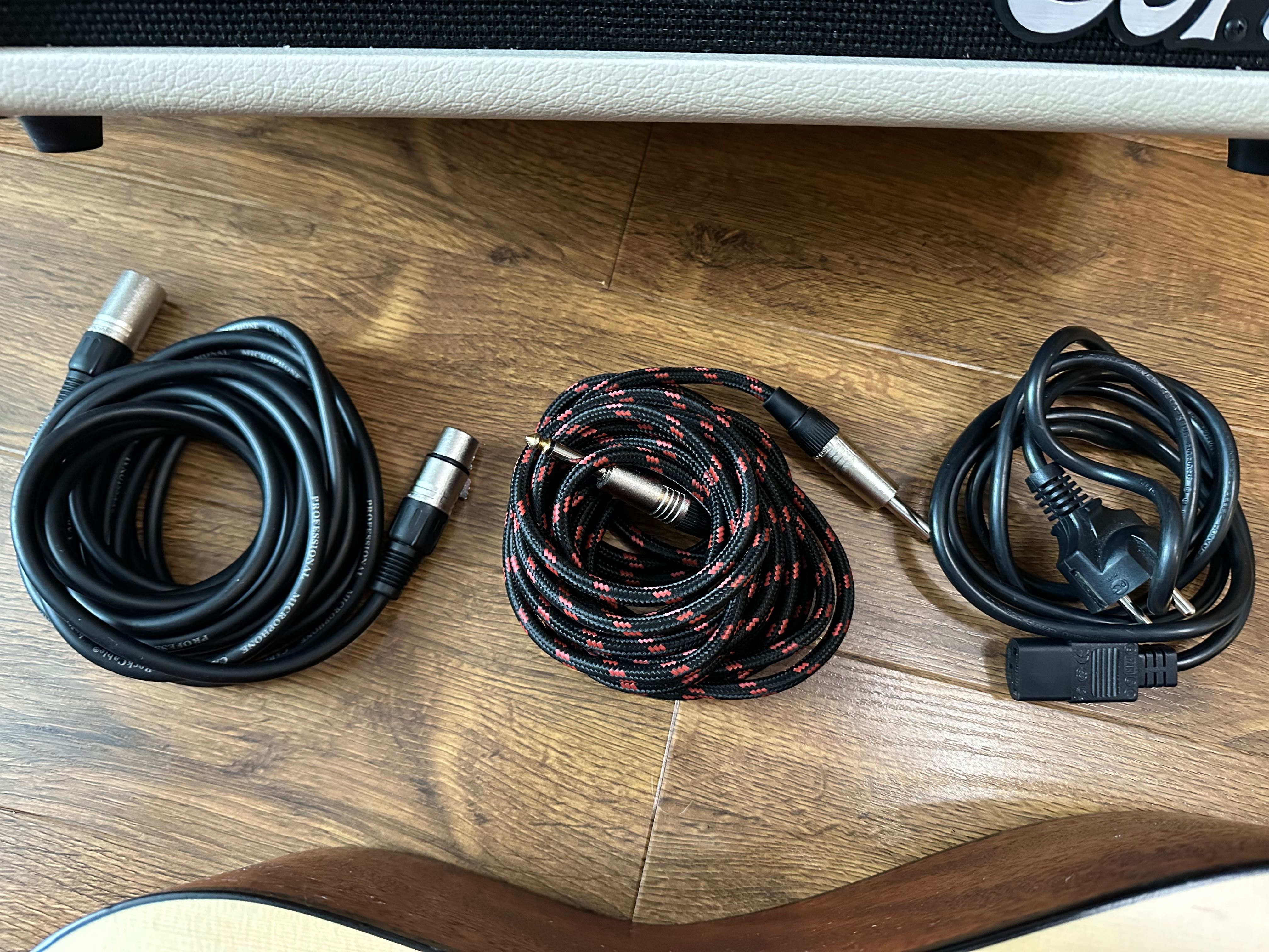 Sprzedaję zestaw: gitara elektroakustyczna, wzmacniacz i mikrofon.