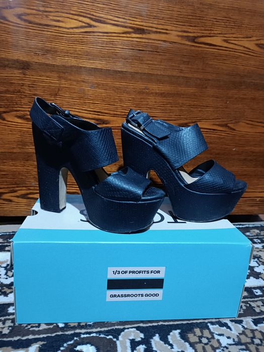 Босоніжки на високих підборах