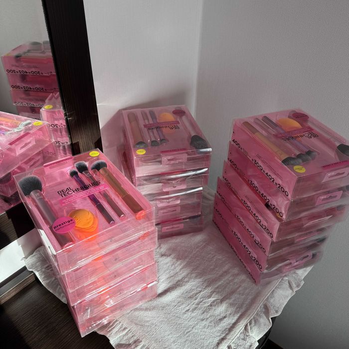 Пензлі, кісточки для макіяжу Real Techniques | Розпродаж