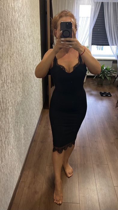 Трендовое,силуэтное платье с кружевом. Красиво держит грудь) Утягивает