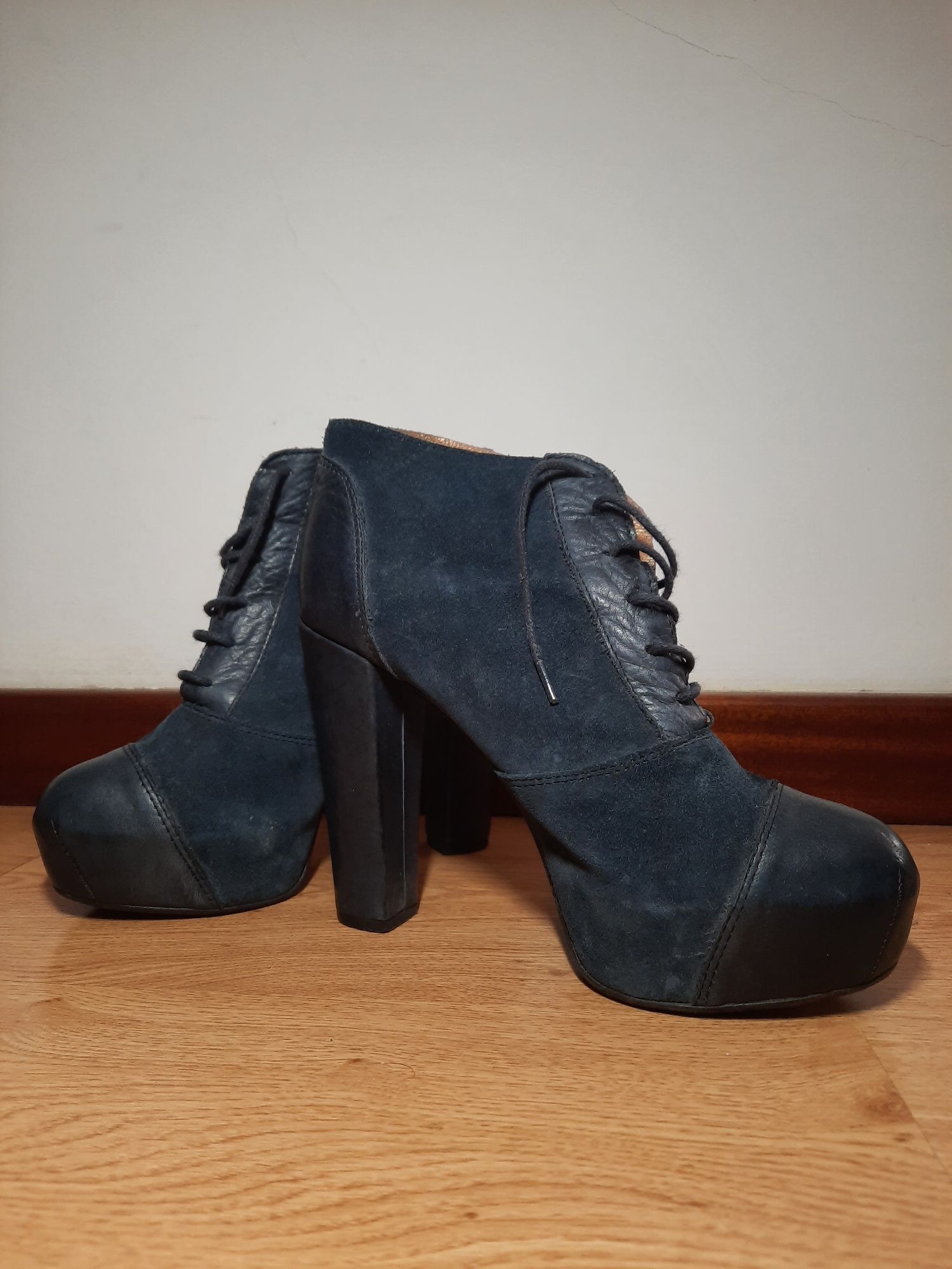 Botas azuis escuras pele com camurça.