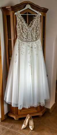 Suknia ślubna, pięknie zdobiona suknia ślubna