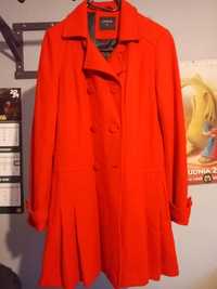 Śluczny czerwony kobiecy płaszcz