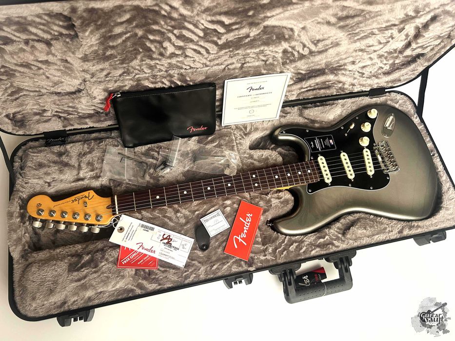 Новий Fender® American Professional II Stratocaster® '2021 Mercury
