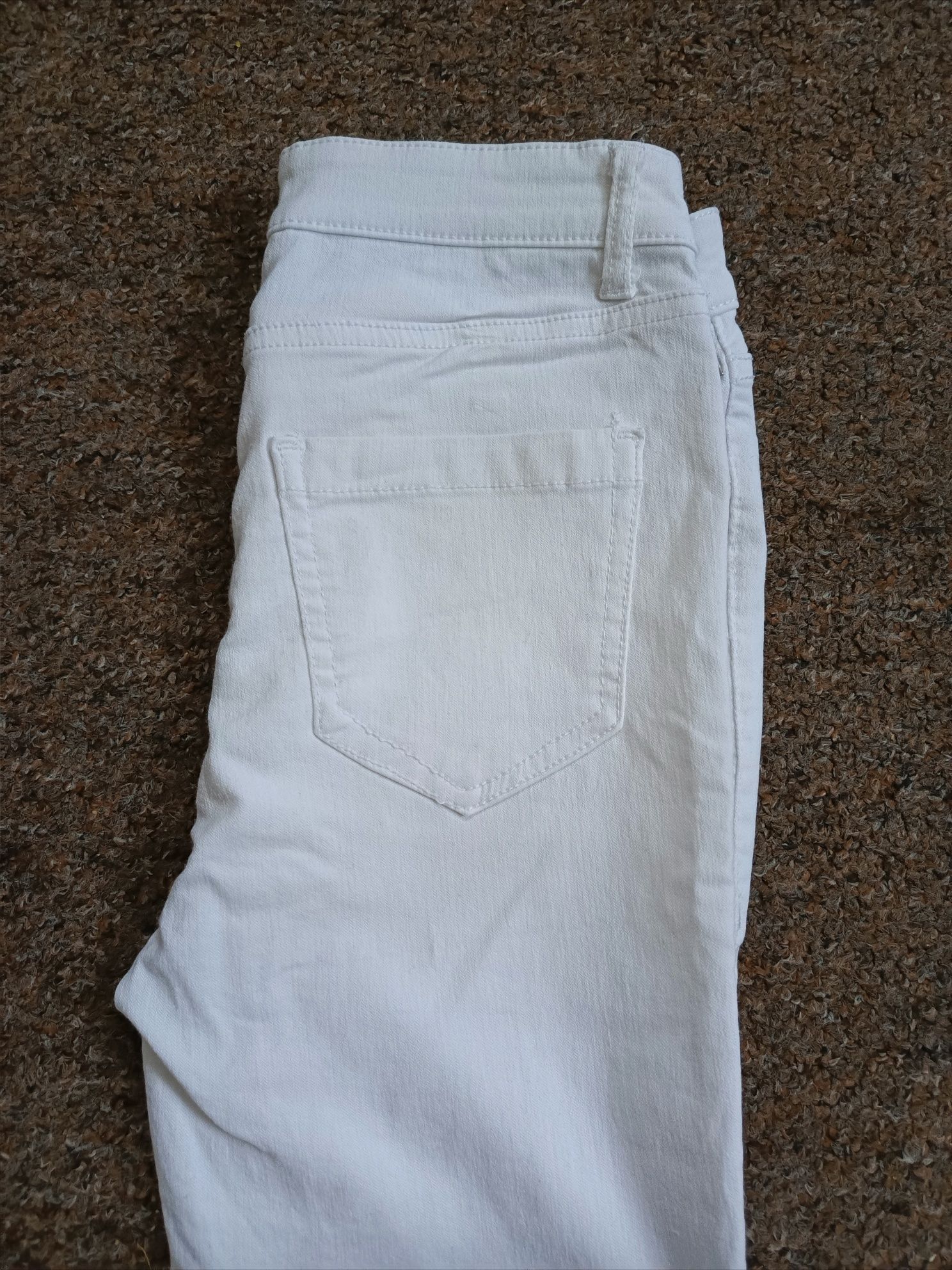 Białe jeansy rurki r.M