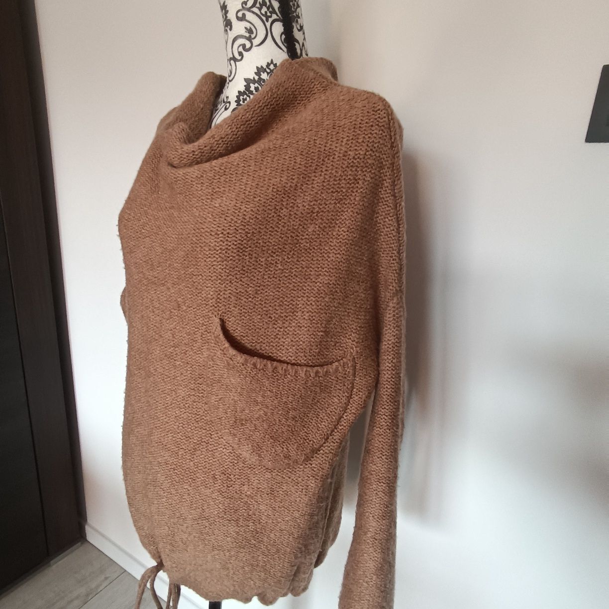 Sweter beżowy z kieszonką