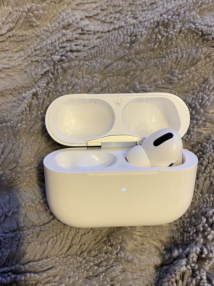 Airpods opakowanie + prawa słuchawka używana pół roku