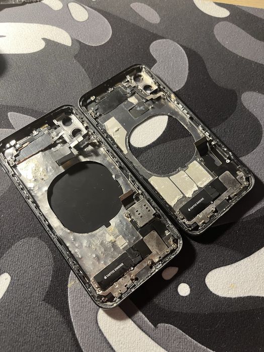 2 oryginalne korpusy IPhone 11.