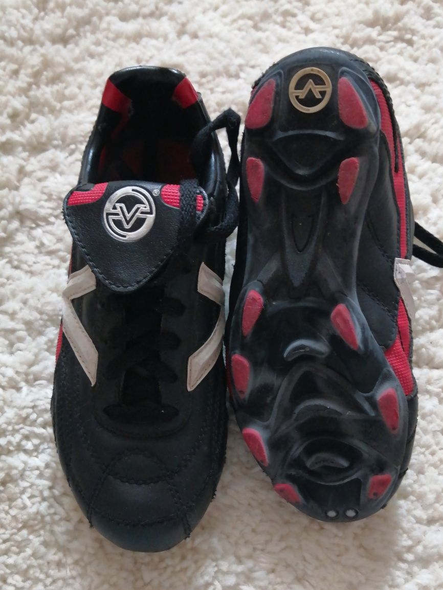 Бутси, сороконожки  футзалки. Футбольная обувь Adidas Nike, Joma Kelme