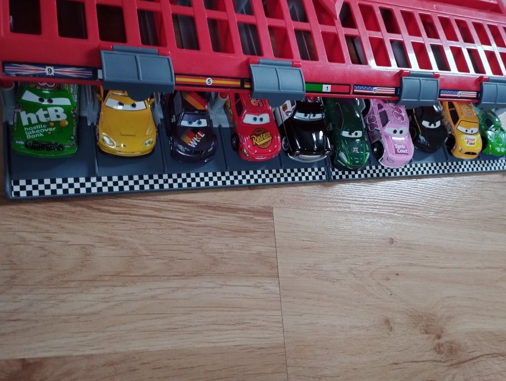 Walizka wyrzutnia Auta cars Disney Pixar samochody metalowe