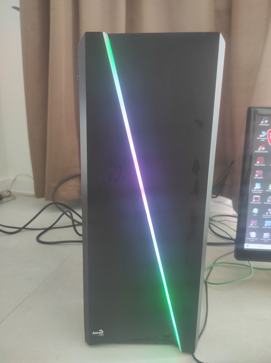 Komputer gamingowy z telewizorem