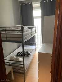 318836 - Quarto com várias camas, com varanda, em apartamento com...