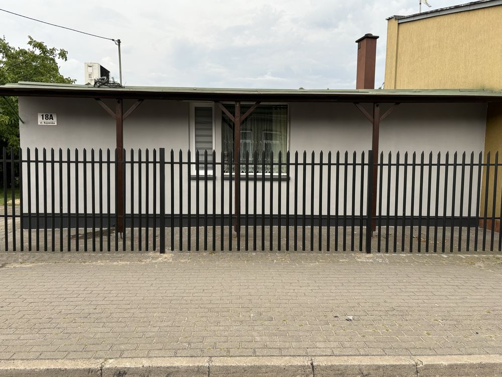 Domek w miasteczku nad jeziorem
