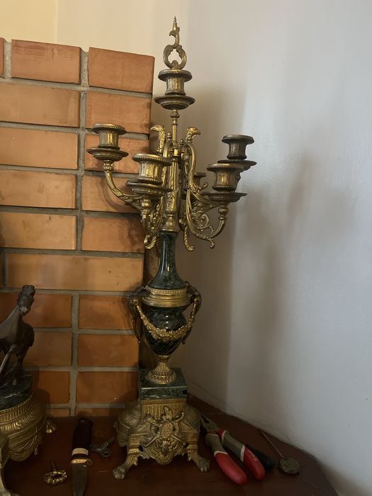 Камінний годинник з підсвічниками