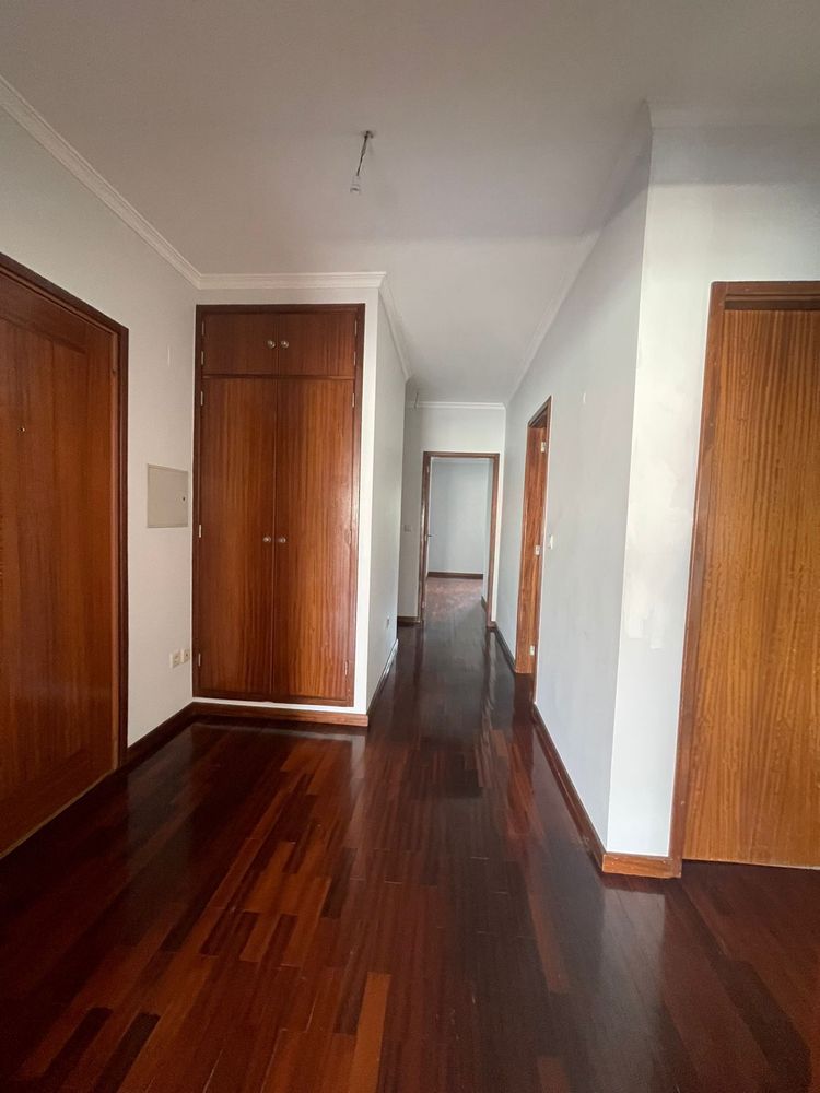 Apartamento T2 com 2 frentes+ 2 lugares de garagem e jardim privativo