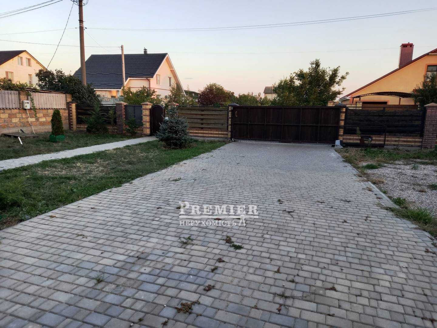 Пропонується до продажу новий 2-поверховий будинок з дерев'яного зрубу