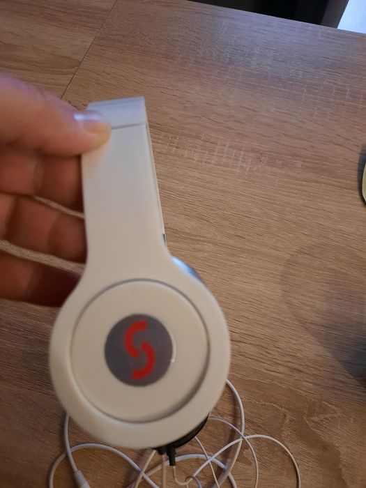 Słuchawki przewodowe składane.