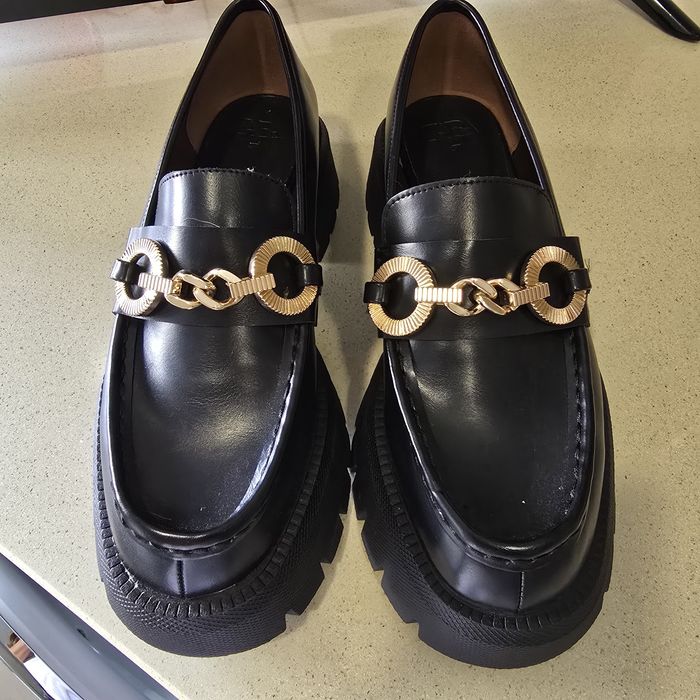 Sapatos pretos novos