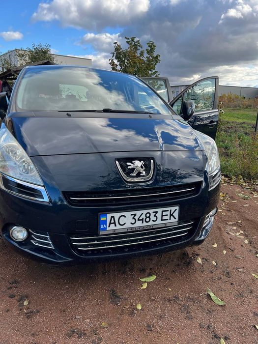 Пежо 5008 сімейне економічне авто