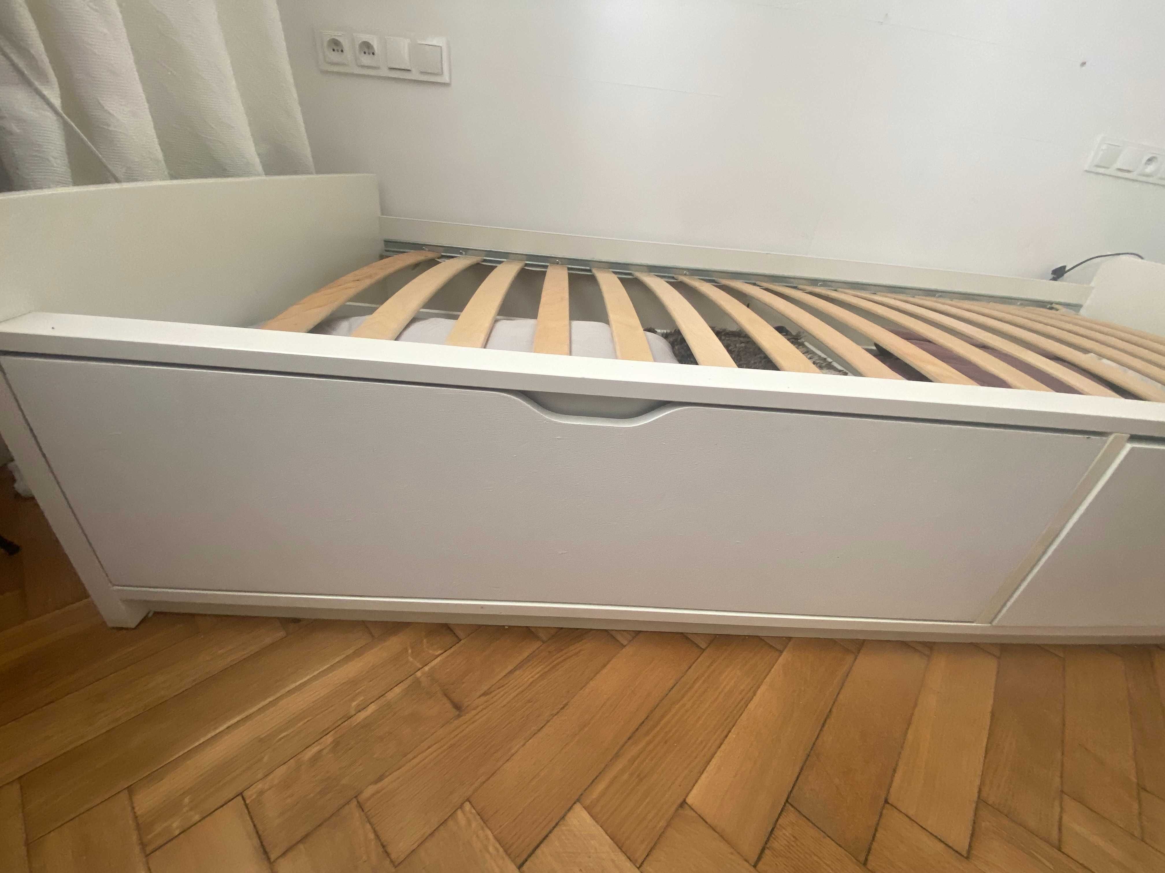 łóżko białe pojedyncze z dwoma szufladami