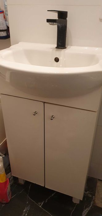 Szafka z umywalka
