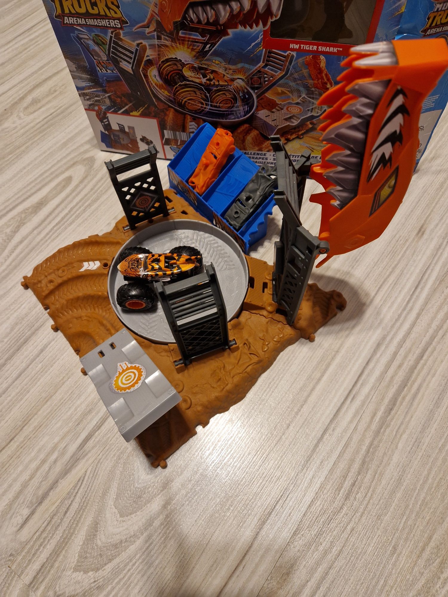Monster truck arena smashers zakręcona demolka