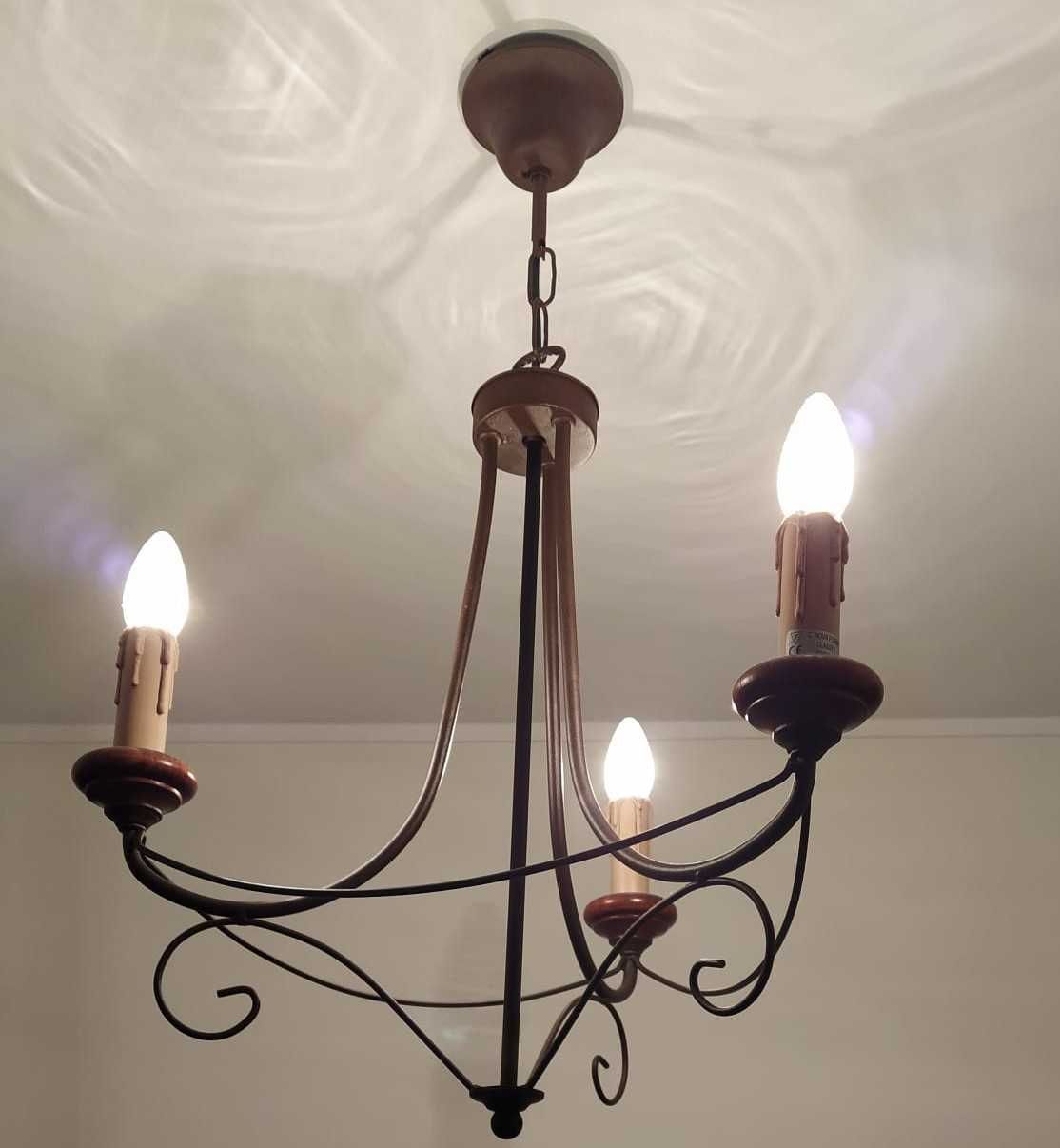 Candeeiro de teto com lâmpada em forma de vela