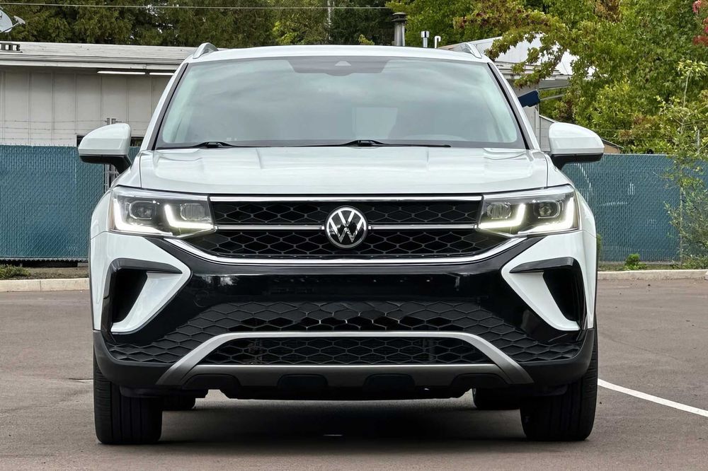 Volkswagen Taos      2022