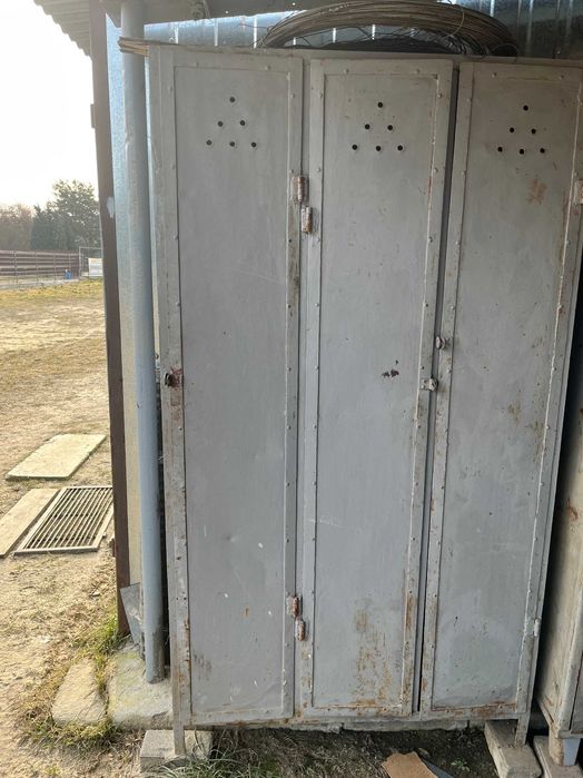 Szafka BHP z grubej blachy, 2 i 3 drzwiowe z półkami, stan dobry